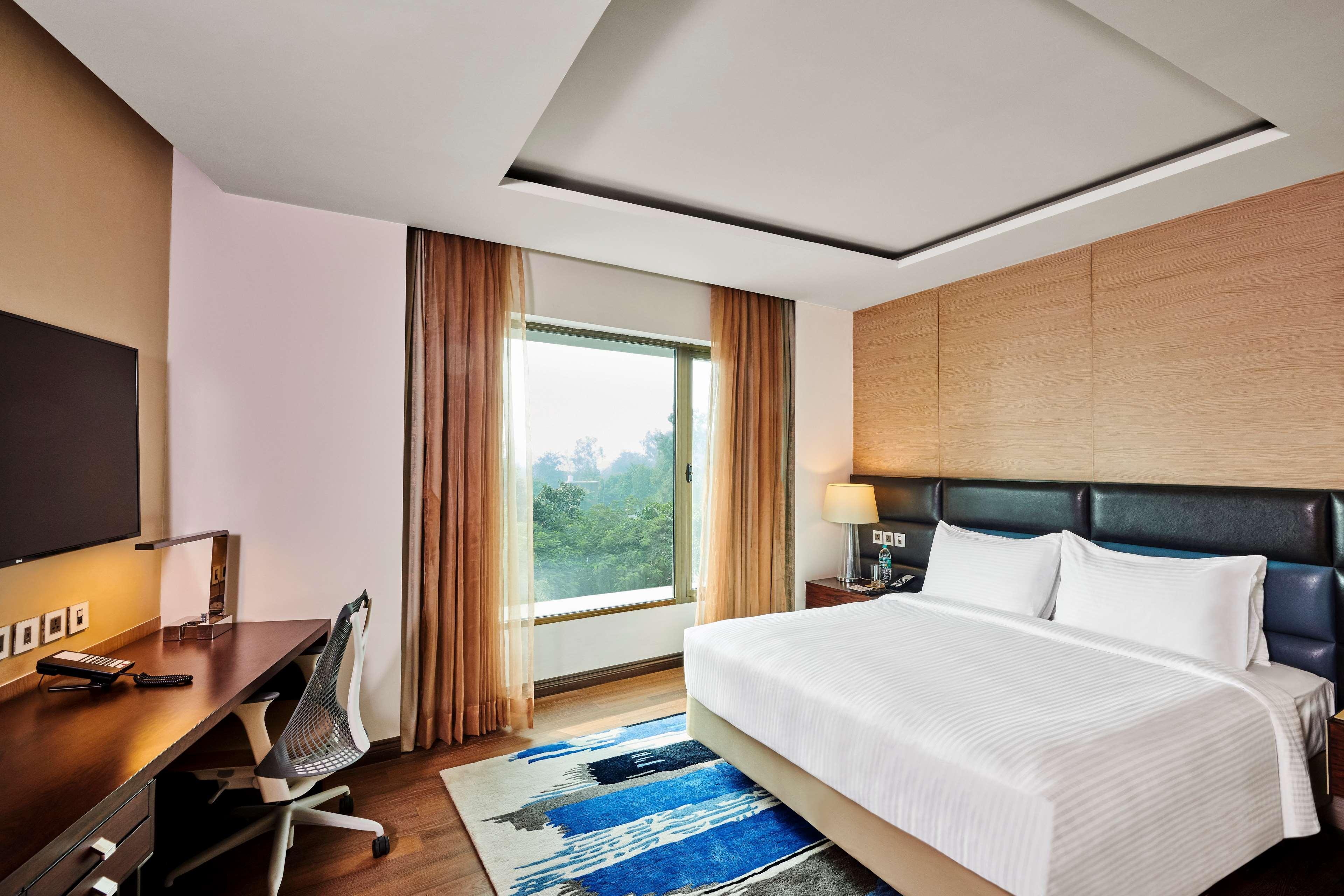 Hilton Garden Inn Лакхнау Экстерьер фото
