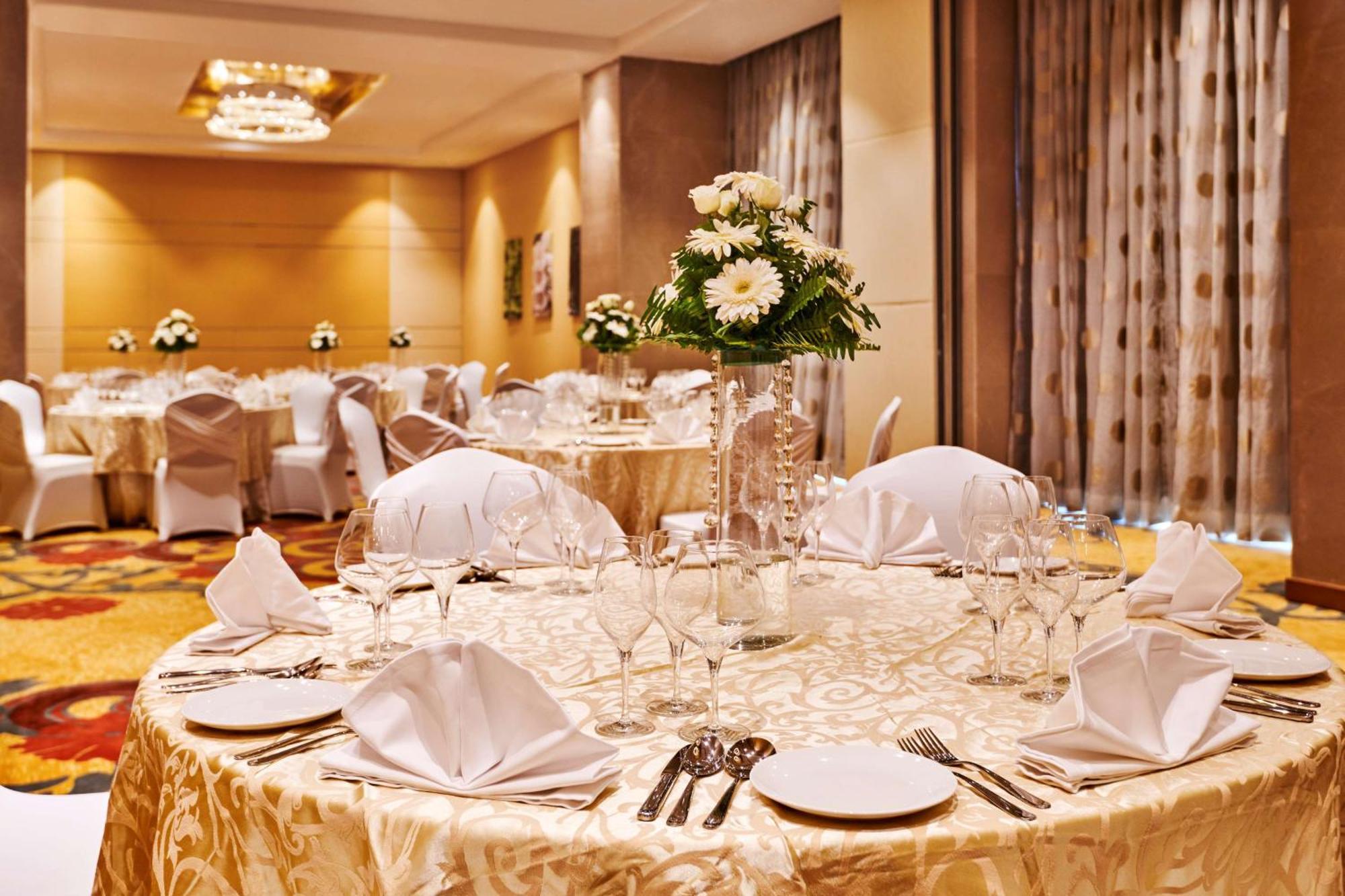 Hilton Garden Inn Лакхнау Экстерьер фото