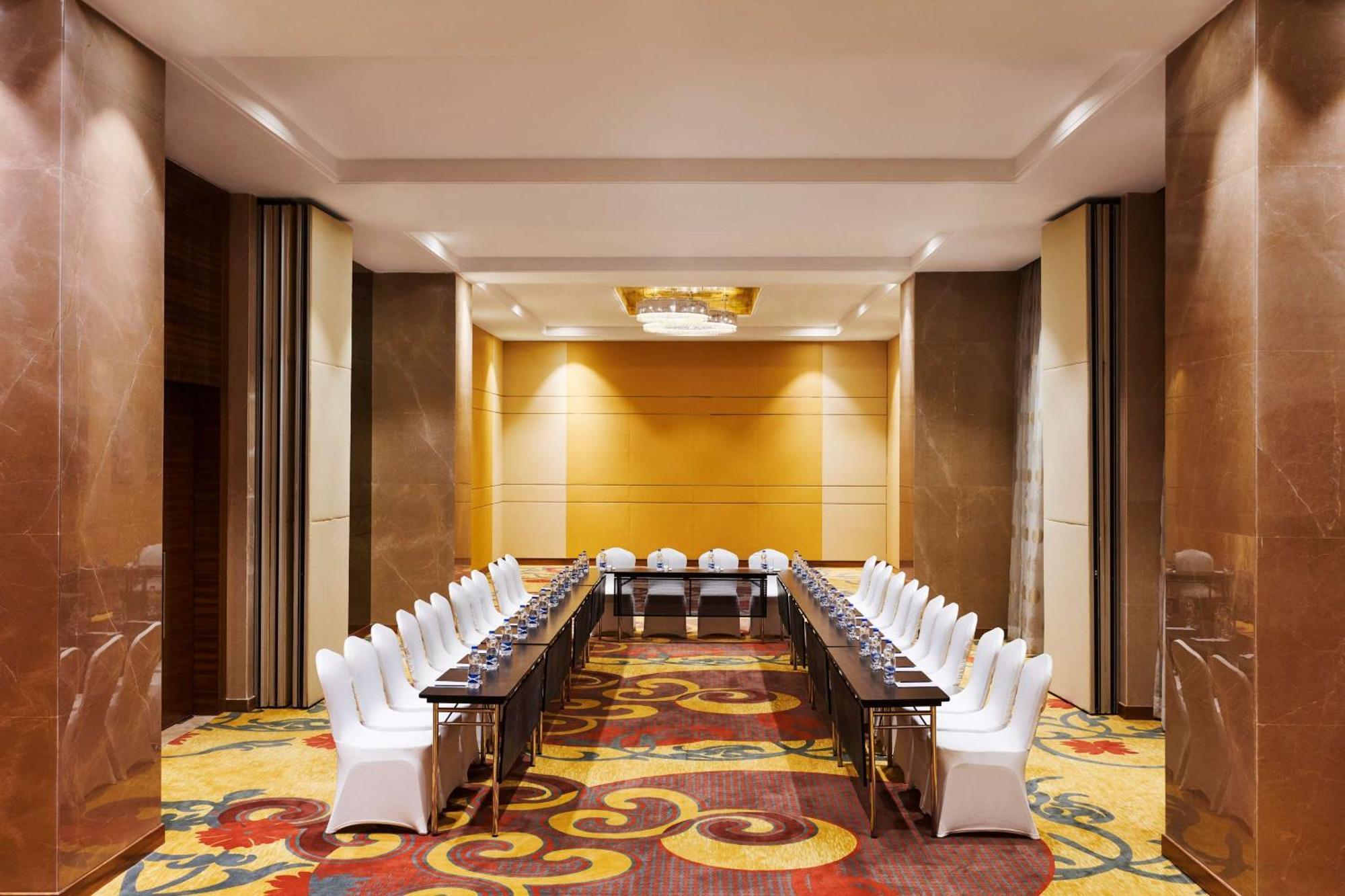 Hilton Garden Inn Лакхнау Экстерьер фото