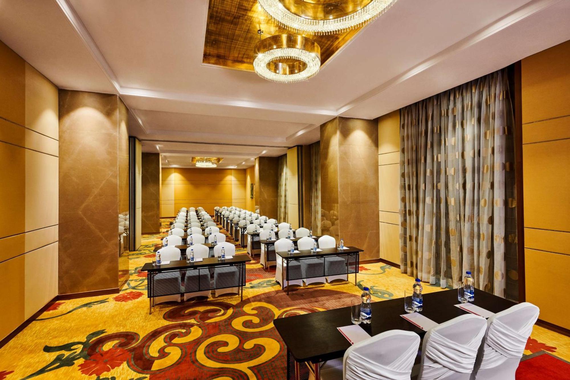 Hilton Garden Inn Лакхнау Экстерьер фото