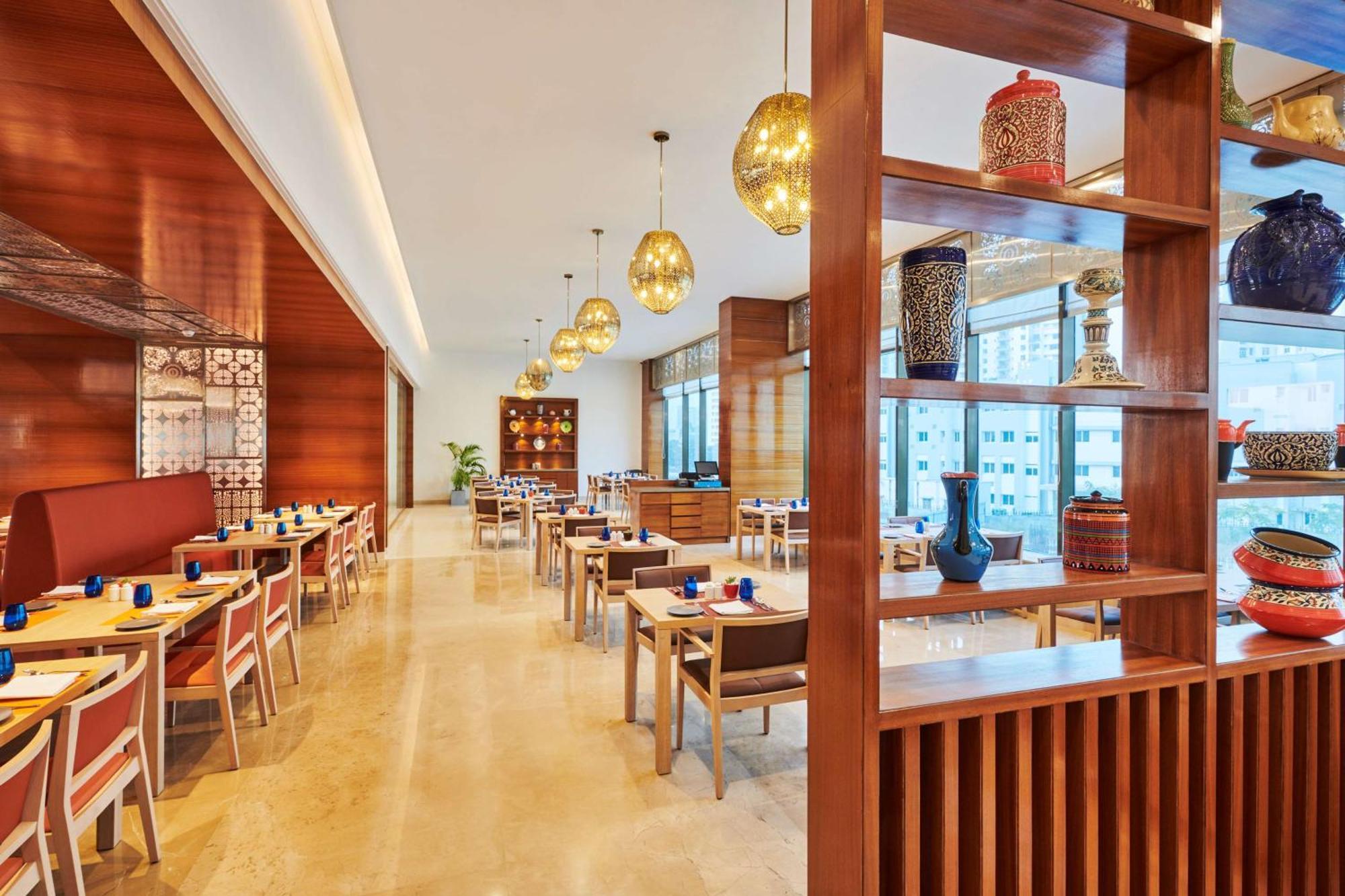 Hilton Garden Inn Лакхнау Экстерьер фото
