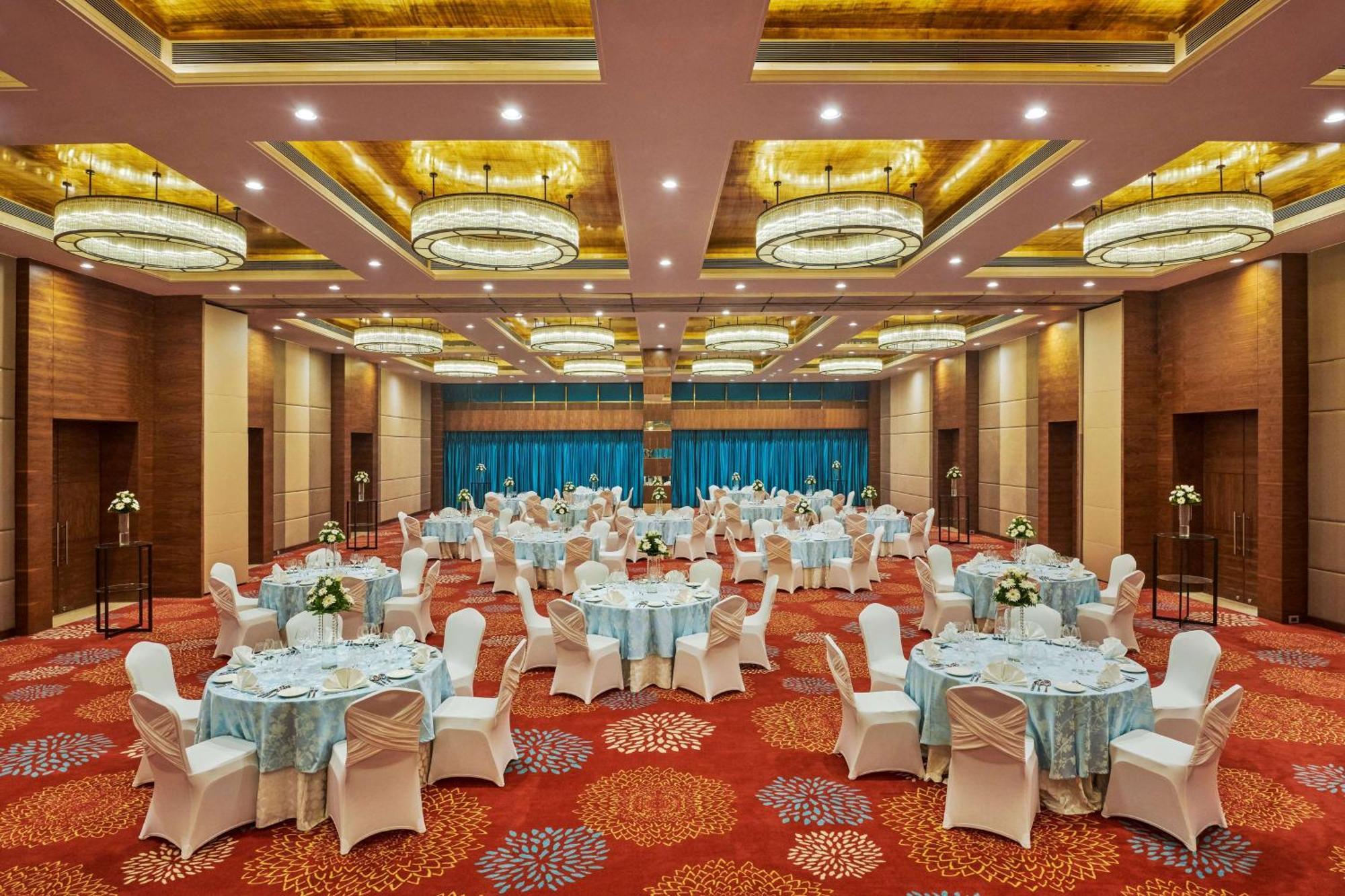 Hilton Garden Inn Лакхнау Экстерьер фото