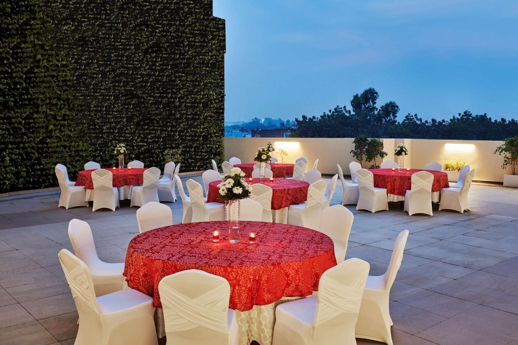 Hilton Garden Inn Лакхнау Экстерьер фото
