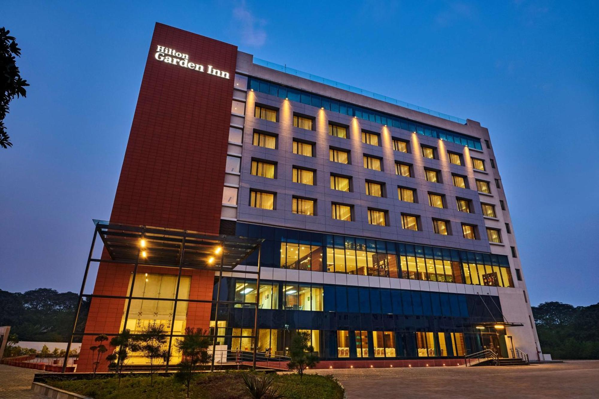 Hilton Garden Inn Лакхнау Экстерьер фото
