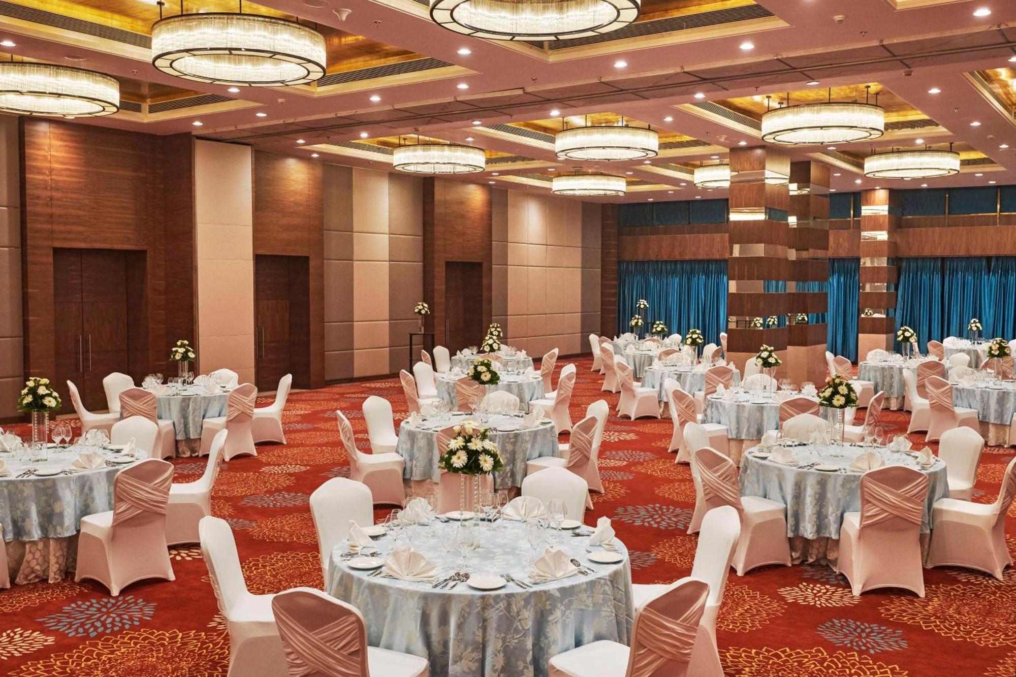 Hilton Garden Inn Лакхнау Экстерьер фото