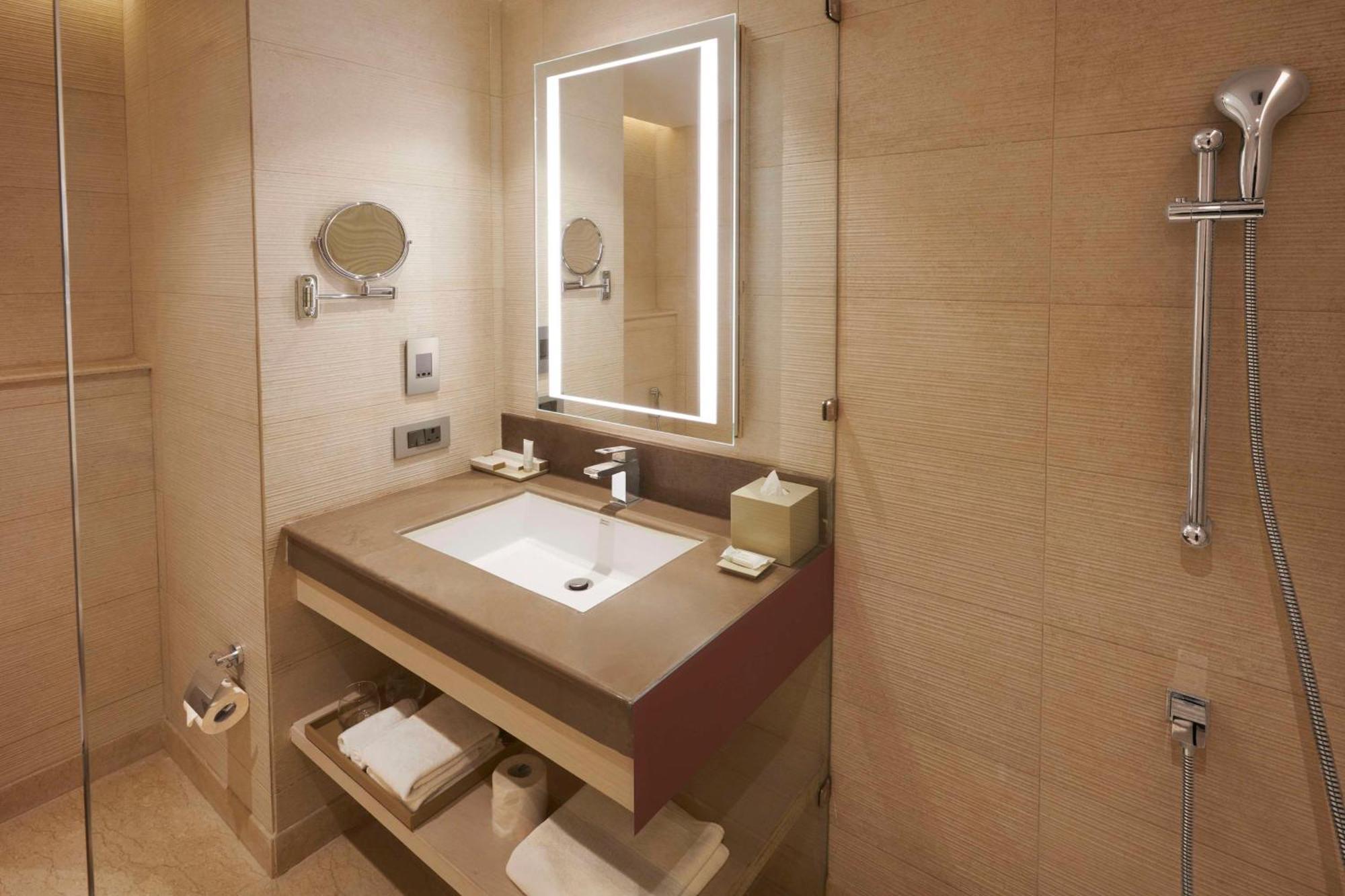 Hilton Garden Inn Лакхнау Экстерьер фото
