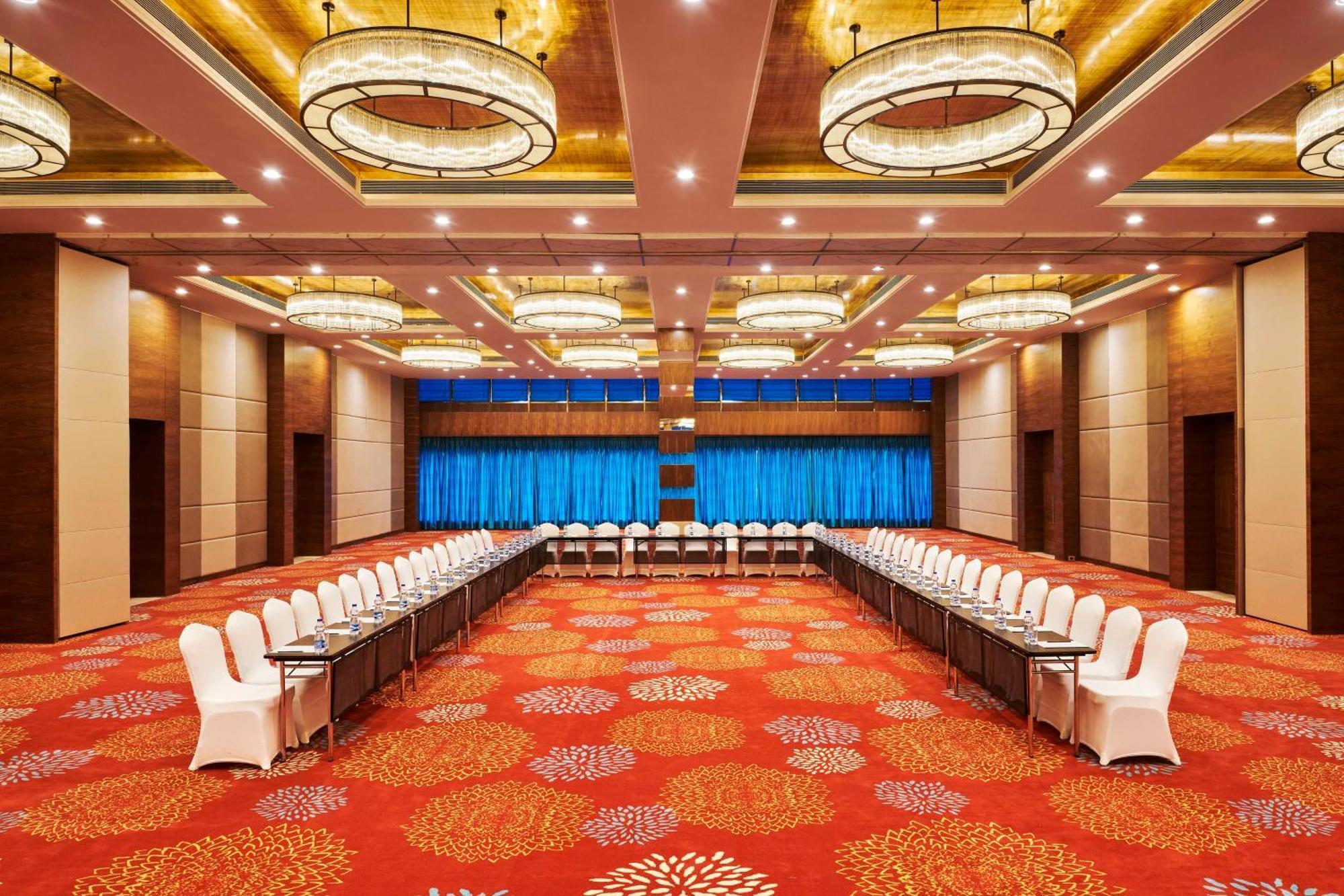 Hilton Garden Inn Лакхнау Экстерьер фото