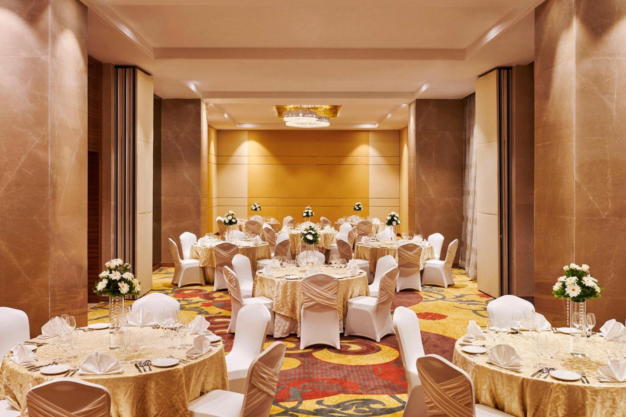 Hilton Garden Inn Лакхнау Экстерьер фото